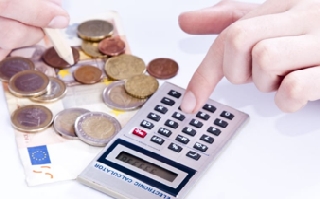 mujer revisando sus cuentas